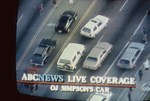Un televisor encendido en la cadena ABC muestra en directo la persecusión de O.J. Simpson en 1994.