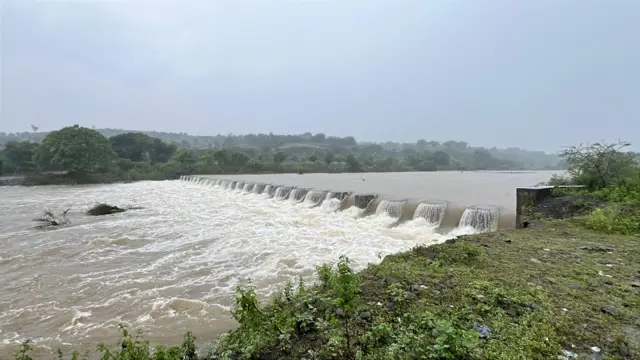 बीडमधील बिंदुसरा नदीला आलेल्या पुरात वाहून एका 10 वर्षाच्या मुलाचा मृत्यू झालाय.