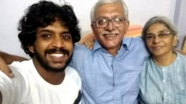 बीच में वरनॉन गोंज़ाल्विस