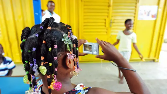 Aworan ọmọde to n ya awọran akẹgbẹ rẹ