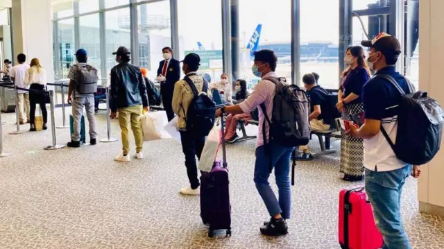 ပြည်ပသွားရောက်အလုပ်လုပ်ကိုင်တဲ့ မြန်မာပြည်သားတွေကို တွေ့ရစဉ် 