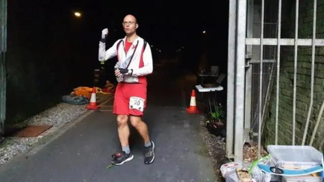 «یک دور دیگر؟» کریستین مادویت با نزدیک شدن به ۳۲۰ کیلومتر شمارش تعداد دورهای دویده را از دست داد