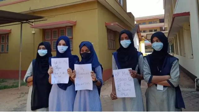 கர்நாடக அரசின் ஹிஜாப் தடைக்கு எதிராக நீதிமன்றத்தை அணுகிய மாணவிகள்