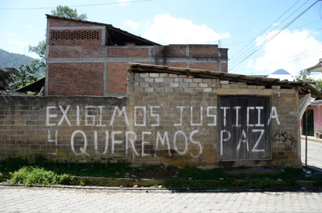 Un letrero de exigencia de paz y justicia en Cherán