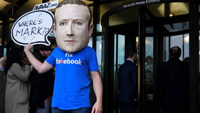 Protesta contra Zuckerberg