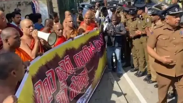 பெளத்த பிக்குகள் போராட்டம்