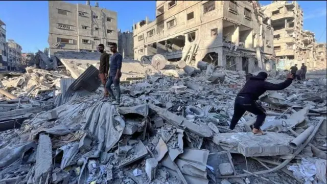 युद्धामुळे उद्ध्वस्त झालेले गाझातील एक शहर.