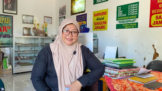 Pada awal bank sampah didirkan, Dwi sempat diprotes warga di Desa Marengan Daya karena dianggap akan mendirikan Tempat Pembuangan Sementara (TPS) di tengah pemukiman.