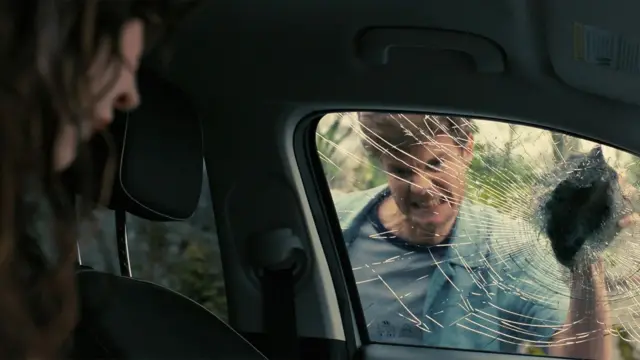 Man wey don break car windscreen 