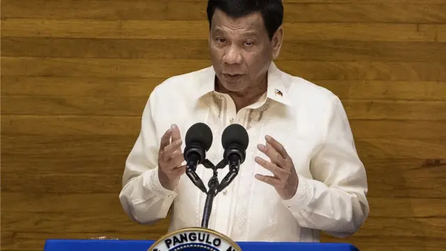 菲律宾总统杜特尔特上台后，尝试与中国建立更紧密关系，但引起国内反弹。