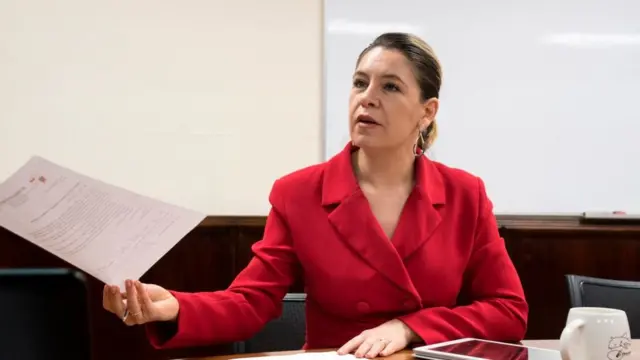 Claudia Dobles en una oficina.