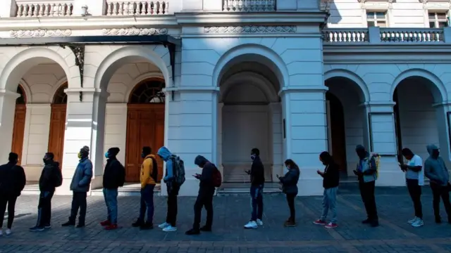 Colas en Santiago de Chile para pedir información