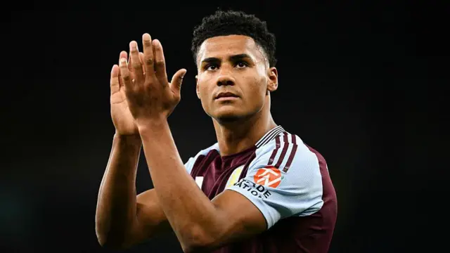 Watkins yana tafi yana kallon sama sanye da rigar da Aston Villa ke wasa a gida