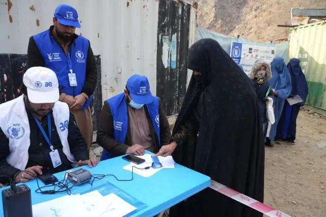 په سالنګ ولسوالۍ کې، یوه ښځه چې د ډبلیواېف‌پي مرسته ترلاسه کوي