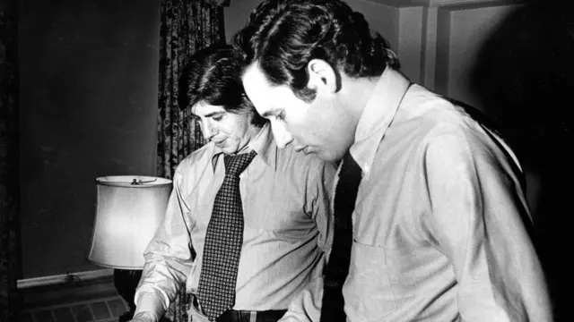 ওয়াশিংটন পোস্ট-এর বব উডওয়ার্ড এবং কার্ল বার্নস্টেইন।