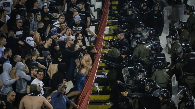 Vladina fotka - neredi (tražio je da bude nepotpisan)