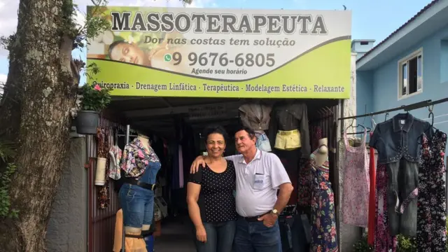 Mari de Aguiar e o marido, Ivo Stadler, em frente ao brechó e sala de massoterapia