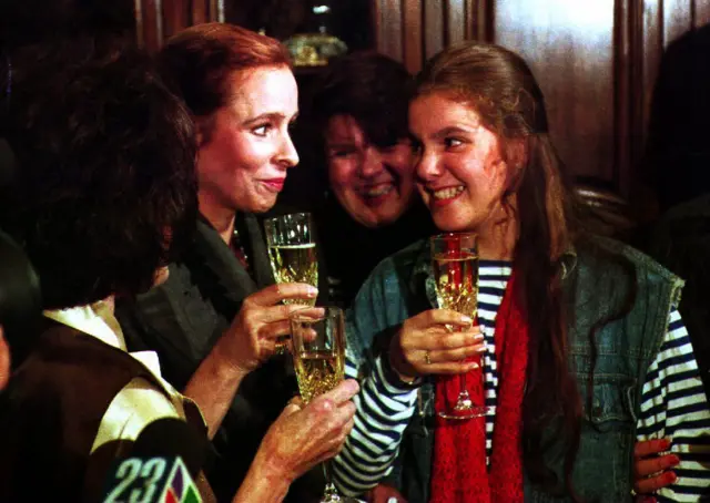 Alina Fernandez i njena ćerka Alina Marija Salgado u novogodišnjoj noći 1993. godine