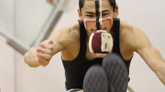 متیو چاگلوک در حال ضربه دو پا به هدف معلق، جایی که رقبا سعی می‌کنند در عین حفظ تعادل، شی معلق را با دوپا هدف قرار دهند