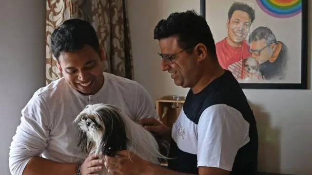 भारतात LGBTQ+ समुदायाची लोकसंख्या अंदाजे 13 ते 14 कोटी आहे.