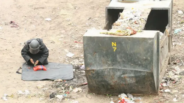 અમદાવાદમાંથી મળી આવેલ બૉમ્બ ડિફ્યૂઝ કરતા સુરક્ષાકર્મી