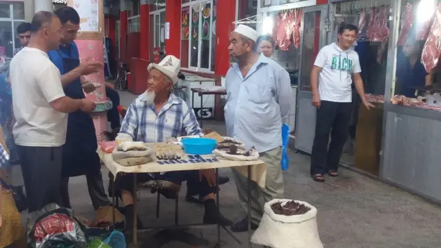 Хўжанддаги машҳур «Пайшанбе» бозорида қўшни мамлакатлардан келган сотувчилар ҳам эркин савдо қила олишади.