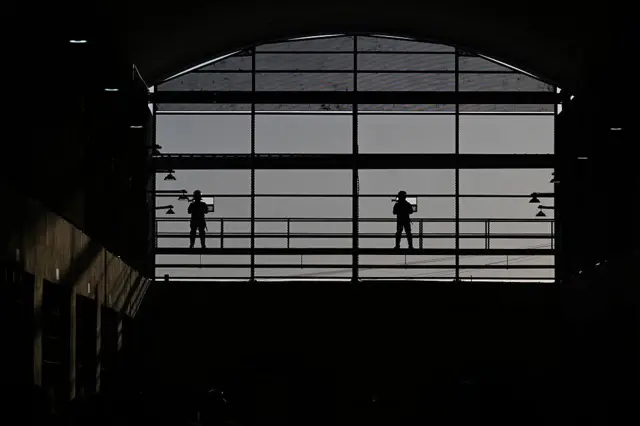 Guardias sobre un puente de la cárcel de Cecot, El Salvador, abril de 2025.