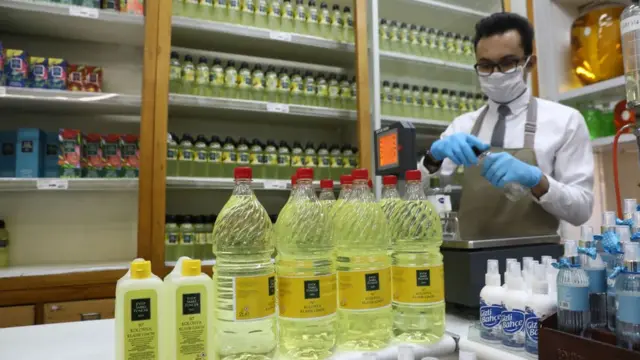 Özellikle pandemiyle beraber gündelik işlerde çalışanların temel temizlik malzemelerine erişimleri daha da zorlaştı