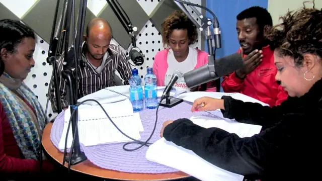 በሸገር ኤፍ ኤም 102.1 ላይ የተላለፈው እና ሙሉዓለም ታደሰ እና ዓለማየሁ ታደሰ የተወኑበት የወፌ ቆመች የሬዲዮ ድራማ ቀረፃ