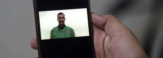 Pilot pesawat tempur India, Abhinandan Varthaman, yang dibebaskan oleh pihak Pakistan