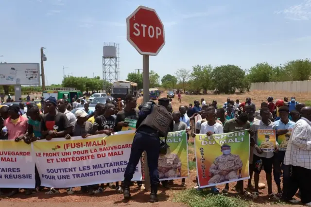 Les partis et les associations politiques sont désormais interdites au Mali.