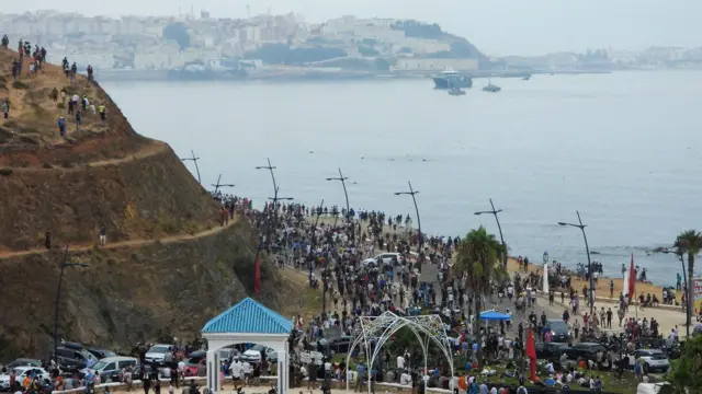 مهاجرون ينتظرون عبور الحدود إلى جيب سبتة الإسباني، من الجانب المغربي من الحدود في منطقة الفنيدق، المغرب، 31 يوليو/تموز 2026.