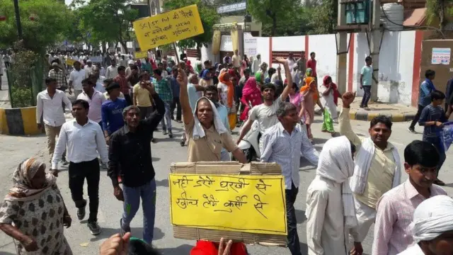 પ્રદર્શન કરનારા લોકો.