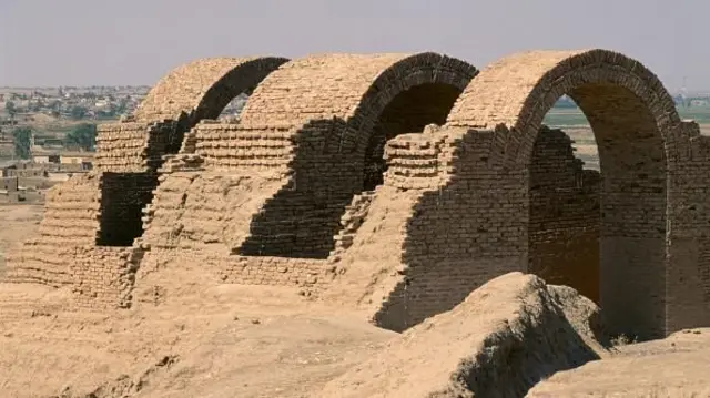 આશુર એસીરિયન સામ્રાજ્યની પ્રથમ રાજધાની હતું