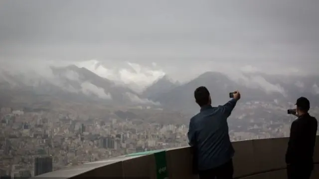 گزارشهای بانک مرکزی و مرکز آمار ایران در رکود در بازار مسکن حکایت دارد