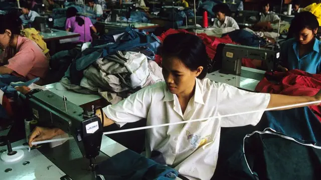 Dịch COVID-19 đã khiến ngành dệt may Việt Nam lần đầu tiên tăng trưởng âm 10,5% trong 25 năm qua