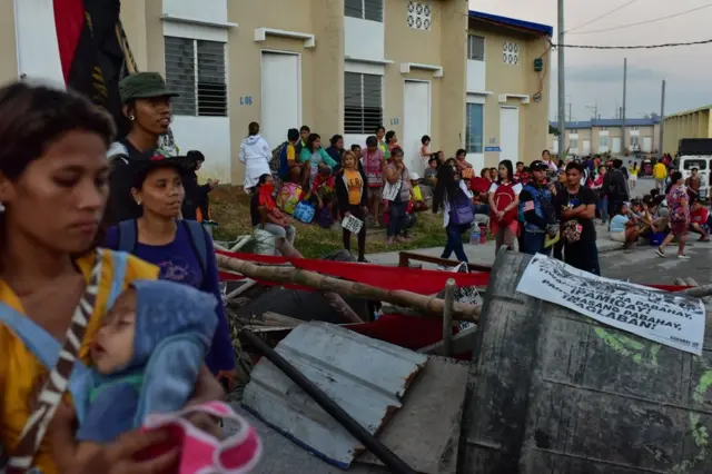 Filipinler'de barikat kuran kadınlar