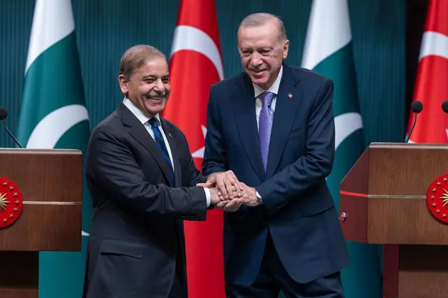 Pakistan Başbakanı Şerif ve Cumhurbaşkanı Erdoğan gülümseyerek el sıkışırken