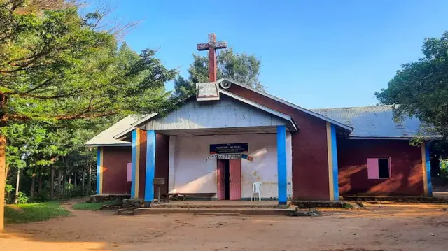 የሰፊ ቅጥር ግቢ ውስጥ የምትገኘው የጂንካ ቃለ ሕይወት ቤተ ክርስቲያን። በቤተ ክርስቲያኗ የፊት ለፊት ጣሪያ ላይ ከእንጨት የተሰራ ትልቅ መስቀል ተሰቅሏል።