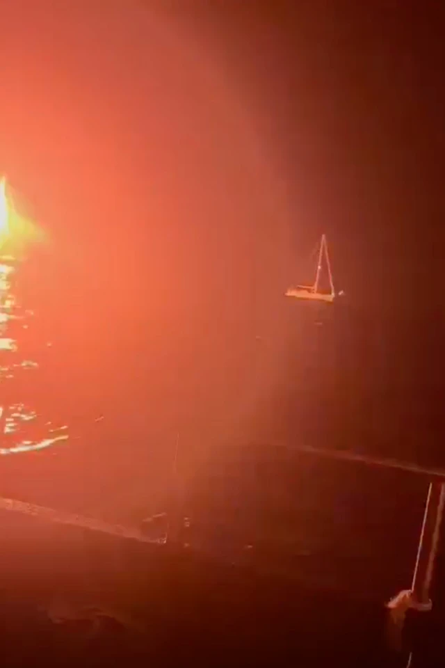 Гуманитардык кемедеги бир активист Би-Би-Сиге ырасталбаган видео берген. Анда деңиздеги бир кемеде жарылуу болгонун көрүүгө болот