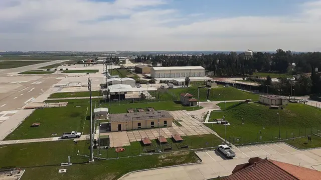 İncirlik Hava Üssü'nün havadan genel görüntüsü, birkaç alçak bina ve solda uçak pistleri görülüyor. 