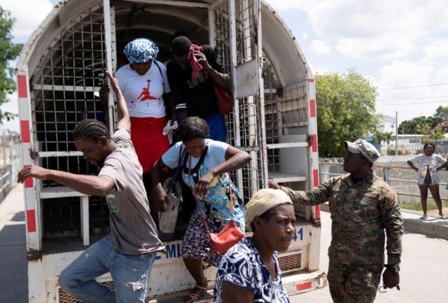 Haitianos en situación irregular son deportados en camiones a través de la frontera