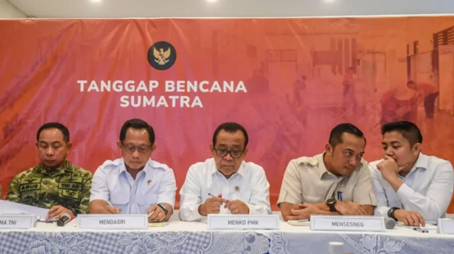 Lima menteri menyampaikan keterangan terkait penanganan bencana Sumatra, di Lanud Halim Perdanakusuma, Jakarta, Jumat (19/12).