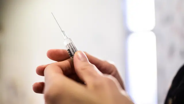 Nhiều loại vaccine được sản xuất từ các sản phẩm hóa dầu.