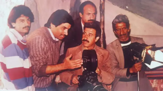 دهه شصت خورشیدی، سعید اورکزی با همکارانش در صحنه فلم‌برداری