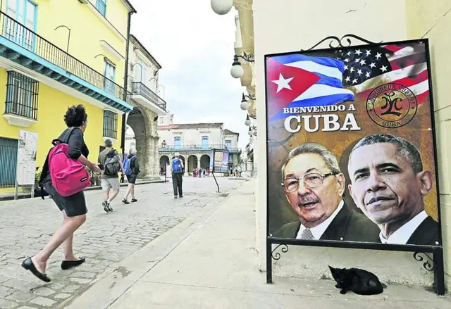 Hình ảnh Chủ tịch Cuba Raúl Castro và Tổng thống Mỹ Barack Obama trên đường phố Havana vào tháng 3/2016 trong giai đoạn quan hệ hai nước được cải thiện