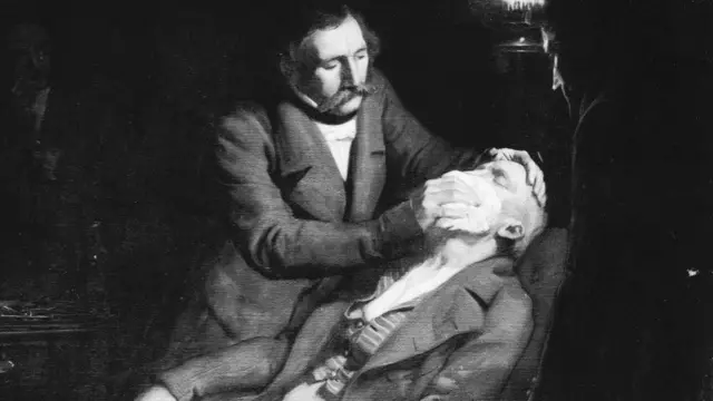 في عام 1846، استعان الجراحون بمُرّكب تم تحضيره باستخدام مزيج قوي من الكحول وحمض الكبريتيك لإفقاد المرضى الوعي قبل خلع أسنانهم