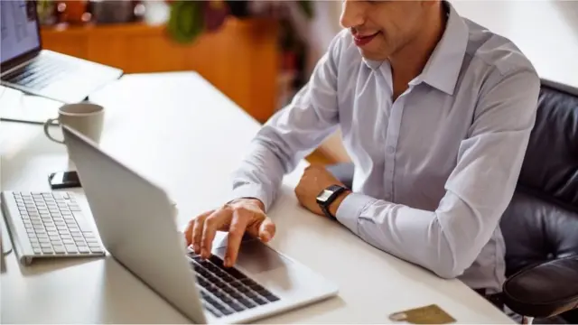 직장 내 관리자들은 직원들의 일상적인 불평은 신경 쓰지 않는다. 하지만 업무 성과나 문화적 문제가 벌어졌을 때 이와 관련된 커뮤니케이션을 살펴볼 수 있는 수단을 가지고 있다