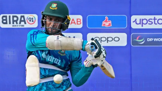 পুনের মাঠে মঙ্গলবার নেটে ব্যাটিং করছেন সাকিব আল হাসান