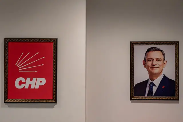 Duvarda asılı CHP ve Özgür Özel posterleri